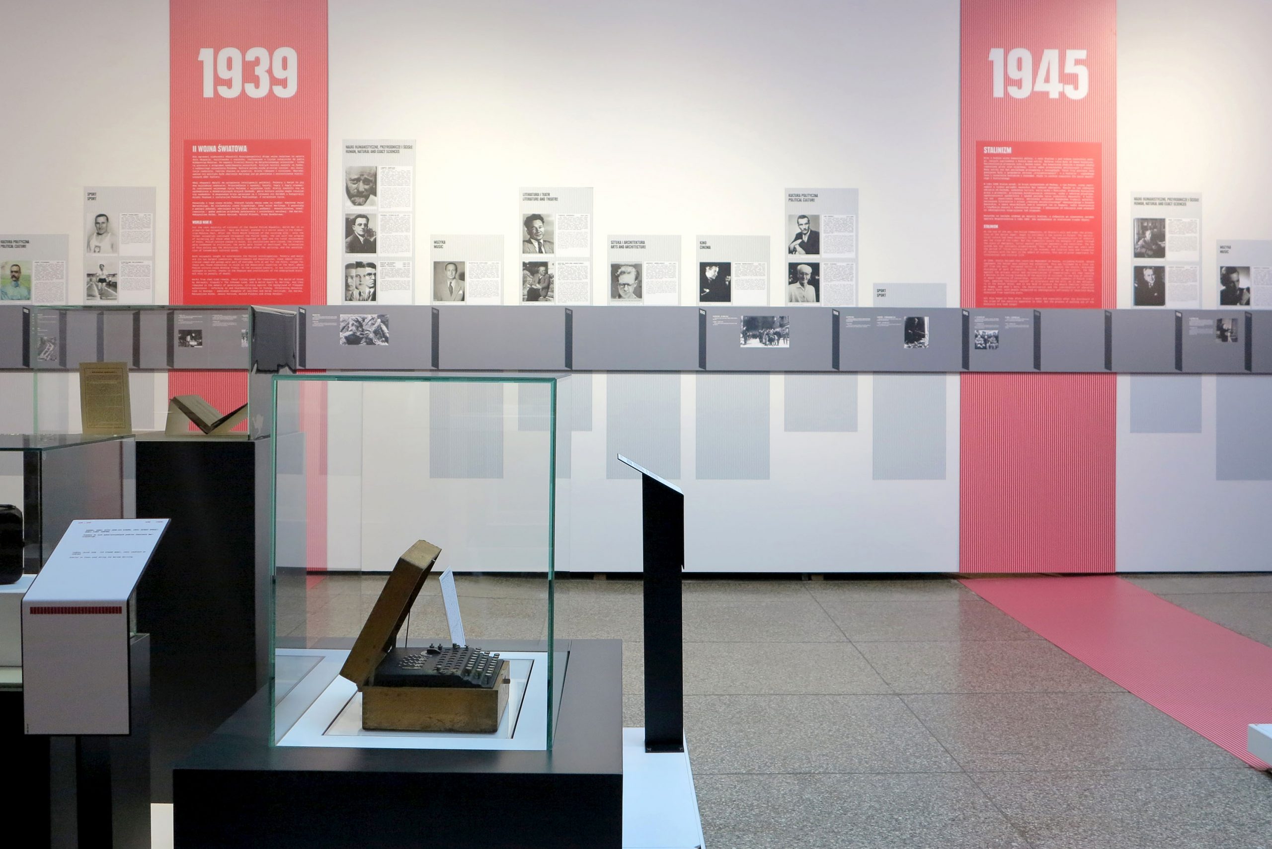 Louis Luyten - Scénographie de l'exposition : "Pologne, 100 ans d'indépendance" pour Tempora à Wroclaw.